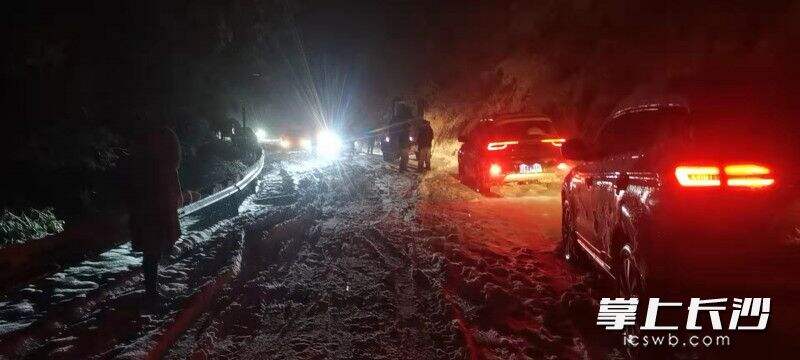 坡上积雪很厚，镇村干部、党员群众一起“人肉”救援被困车辆。