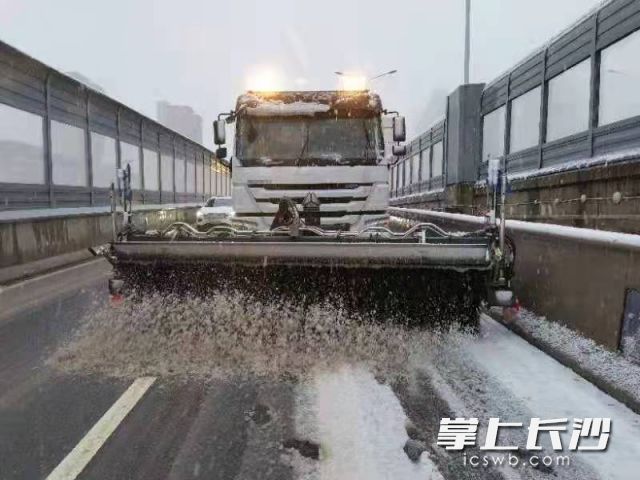 一台大型扫雪车正在进行湘府路高架桥上扫雪作业。长沙晚报全媒体记者陈焕明 通讯员 周轶群 罗赛男 摄影报道