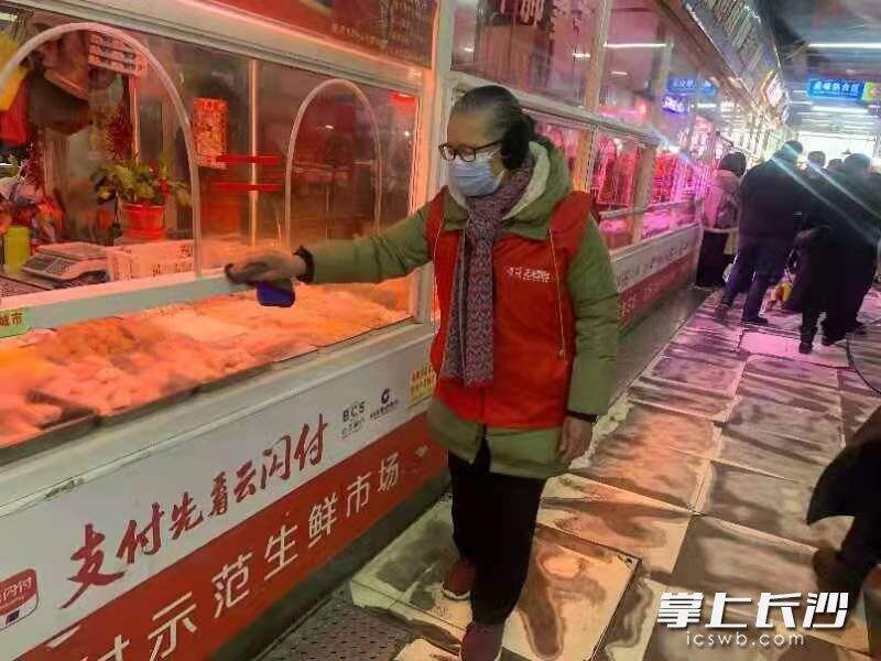 “中国好人”在网红菜市场荷花池市场开展志愿服务。