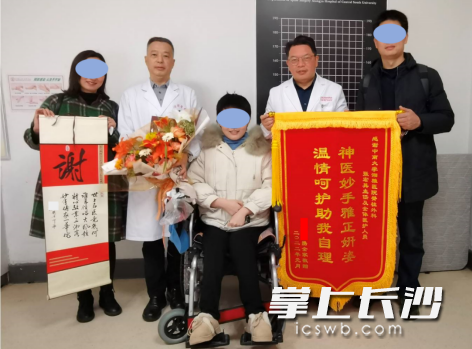 小伊一家给医护团队送来锦旗，与张宏其教授、刘金洋教授合影。  湘雅医院供图