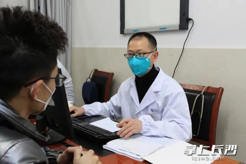 湖南省胸科医院综合门诊部的专家正在问诊患者。医院供图