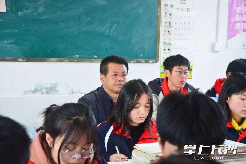 校长刘剑波和张凯成了“同桌”。照片由学校提供。
