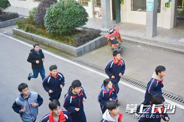 大课间跟着学生一起跑步。