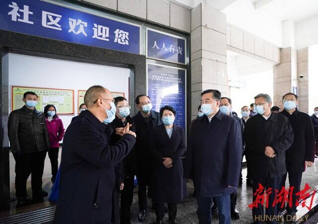 3月22日，张庆伟在东屯渡街道嘉雨社区星城世家小区检查指导疫情防控工作。湖南日报全媒体记者 唐俊 摄
