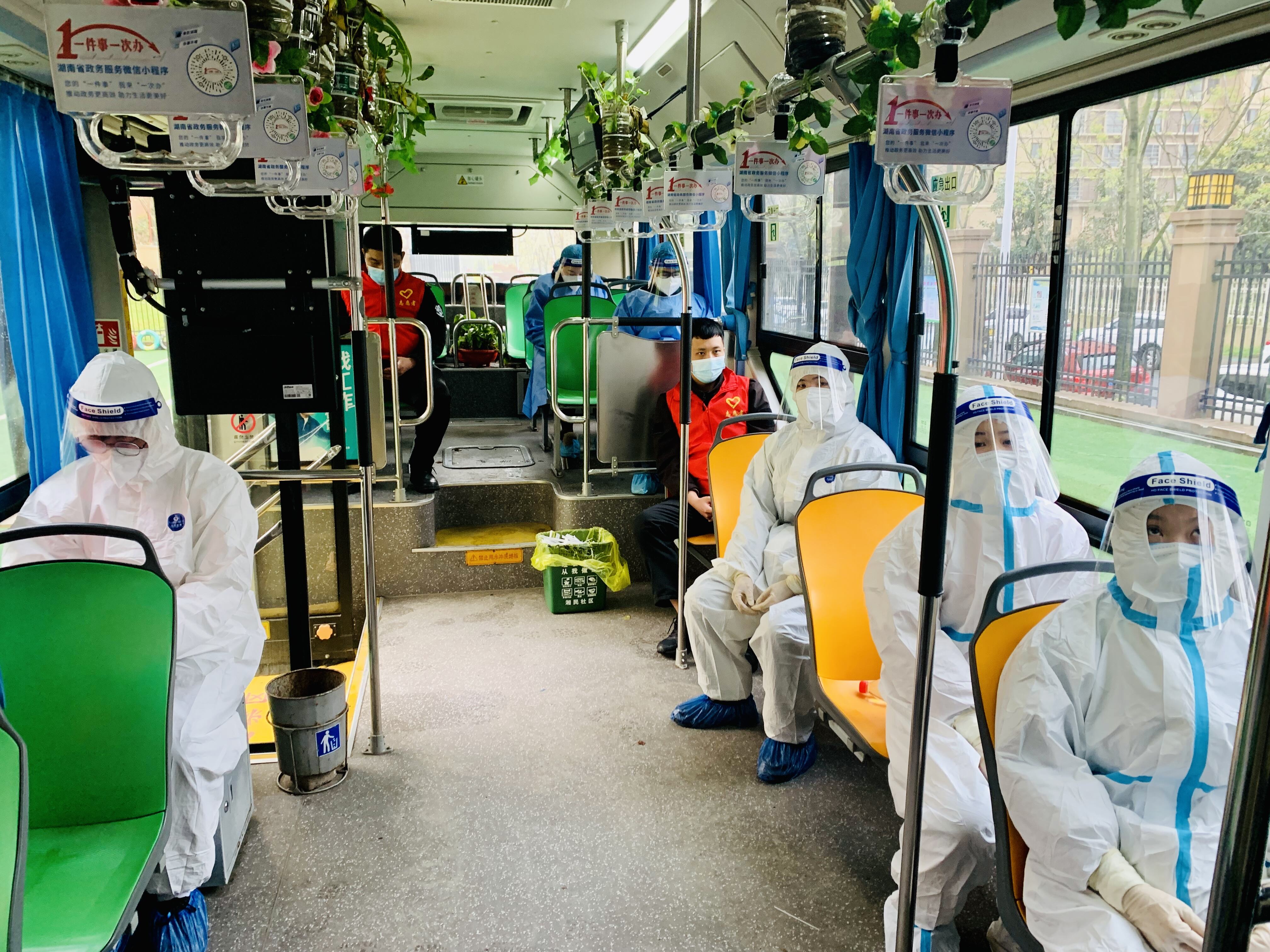 医护人员随公交车将核酸检测服务送进工地、校园、小区。 均为通讯员周思诗 摄