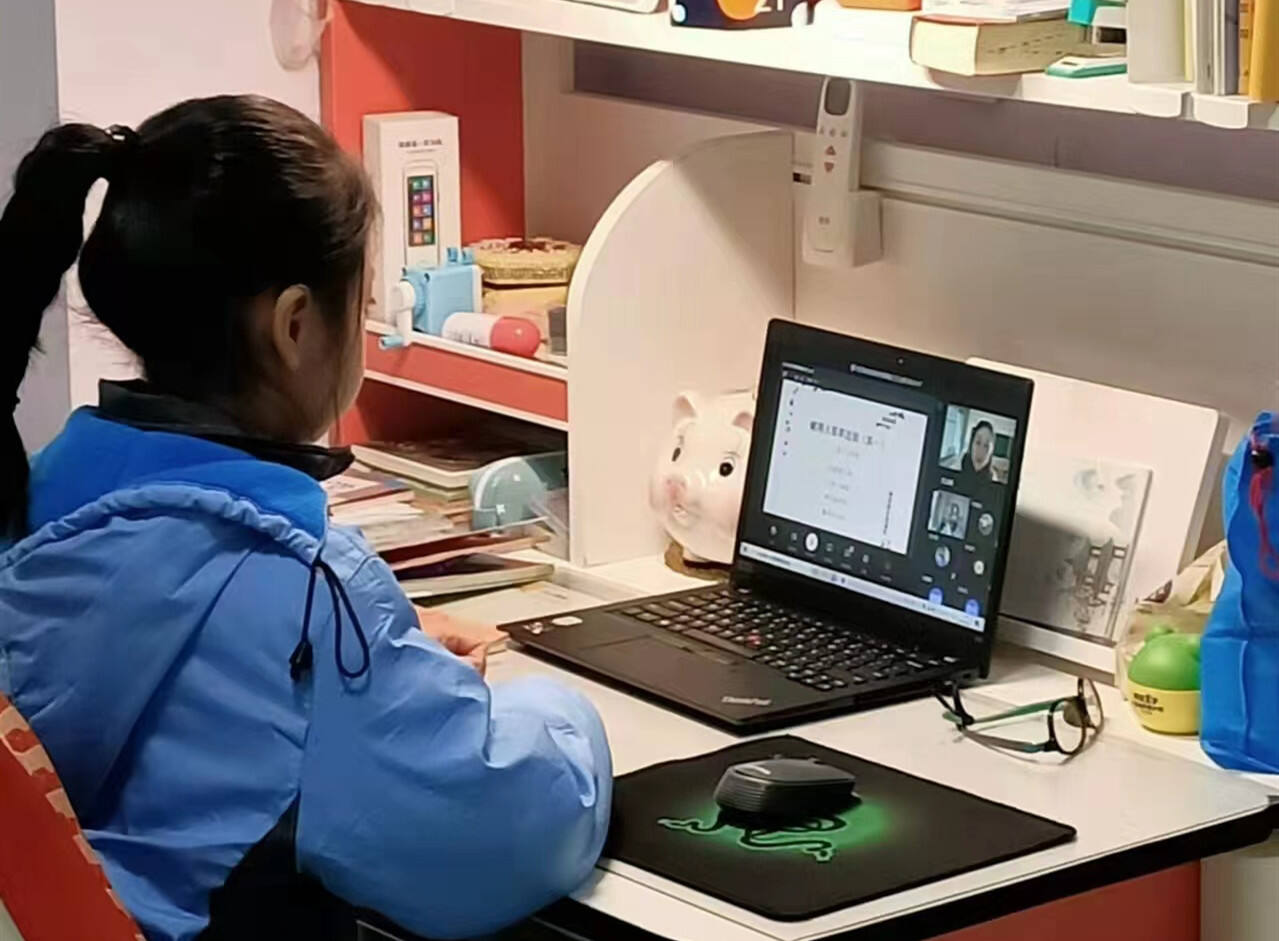 仰天湖桂花坪小学一名学生在上网课。