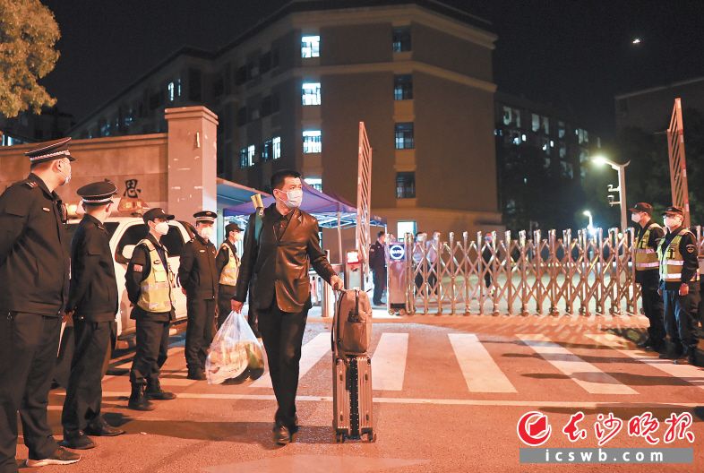 在湖南大学天马学生公寓，师生走出大门。　　长沙晚报全媒体记者 罗杰科 黄启晴 郭雨滴 摄影报道