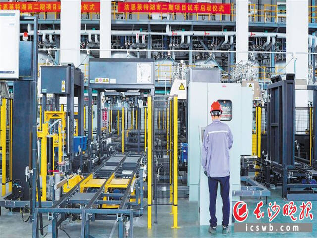 湖南法恩莱特新能源科技有限公司的工人正在操作自动化生产线系统。长沙晚报全媒体记者 刘晓敏 摄