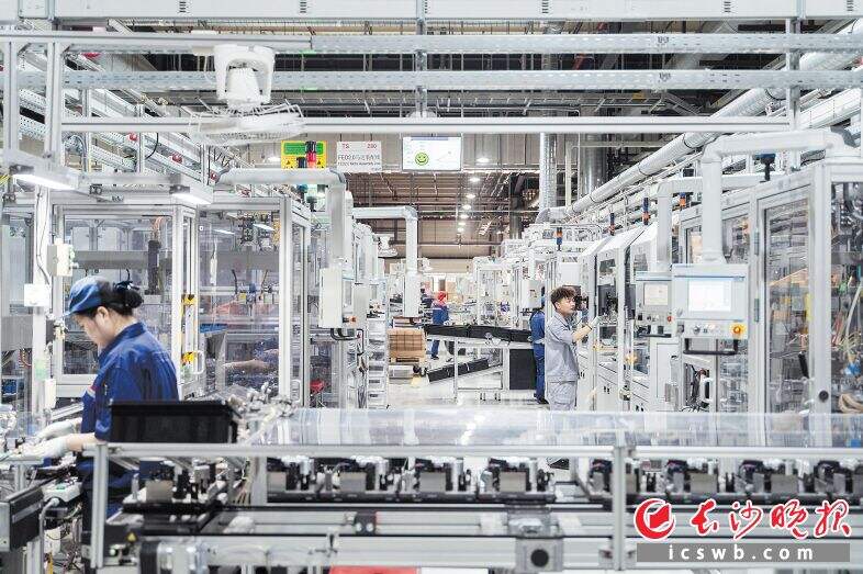 日前，世界经济论坛对外公布2022年度第一批13家“灯塔工厂”名单，博世长沙入选，成为湖南省第一家荣获“灯塔工厂”称号的智能制造工厂。企业供图