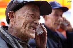 上海癌症晚期老人临终前与老伴重聚 曾有自残倾向