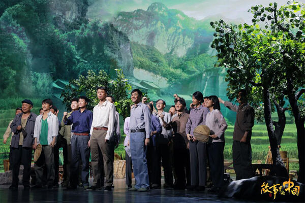 领村民7年凿“天路”《故事里的中国》致敬“当代愚公”毛相林