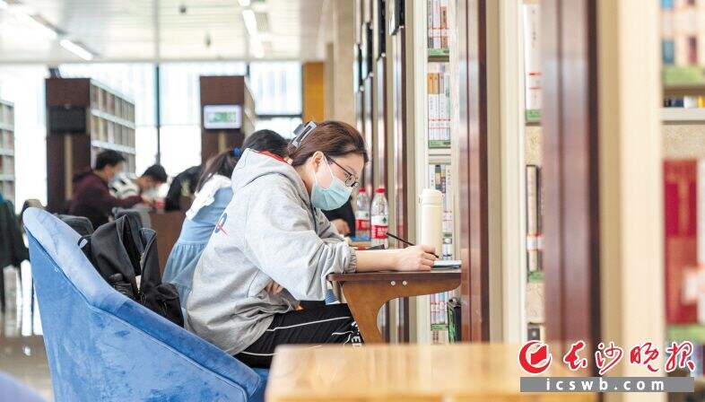 4月23日，长沙图书馆，不少市民前来阅读，享受周末时光。长沙晚报全媒体记者 董阳 摄