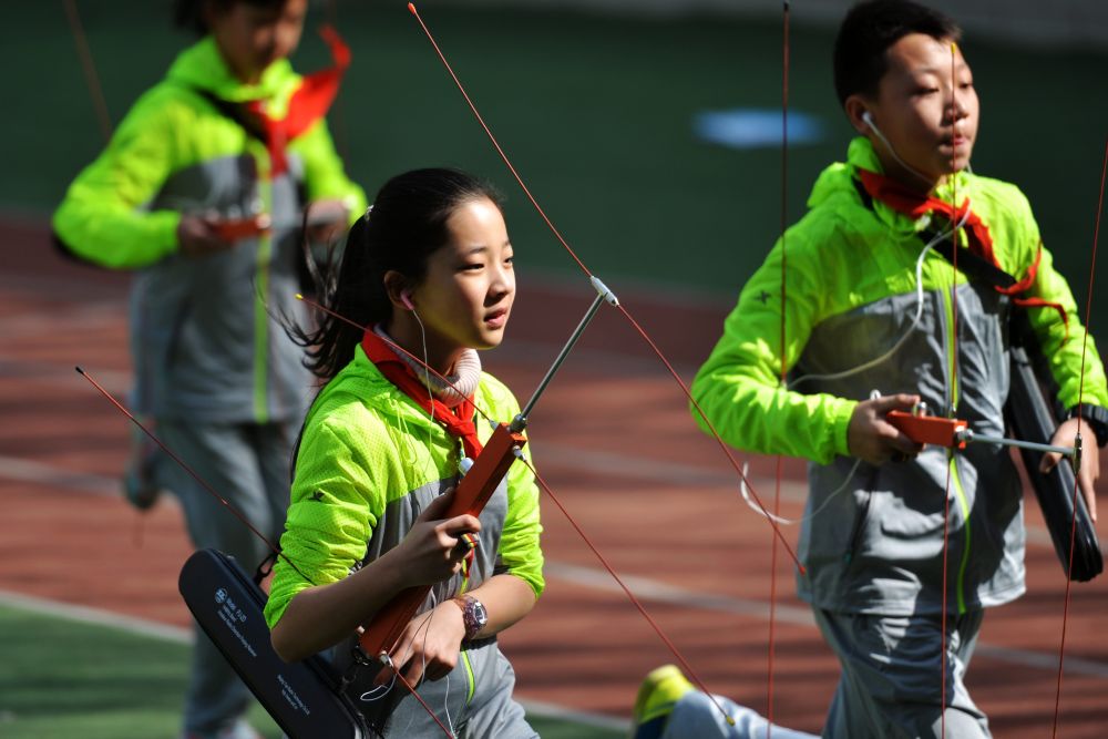 ↑2016年3月16日，兰州市通渭路小学学生在操场上进行无线电定向比赛。新华社记者 陈斌 摄