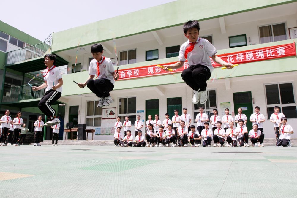 ↑2021年4月29日，河南省博爱县勤奋小学举行花样跳绳比赛。 新华社发（程全 摄）