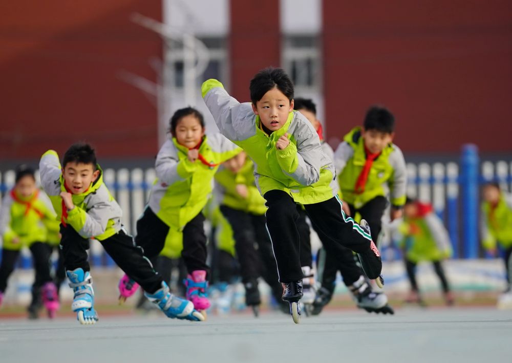 ↑2021年12月15日，在河北省滦州市第三实验小学，学生们在体育课上练习轮滑。新华社记者 杨世尧摄