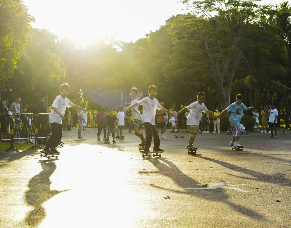 ↑2021年9月4日，参赛选手在海南省海口市万绿园的一场趣味滑板比赛中。新华社记者 周佳谊 摄