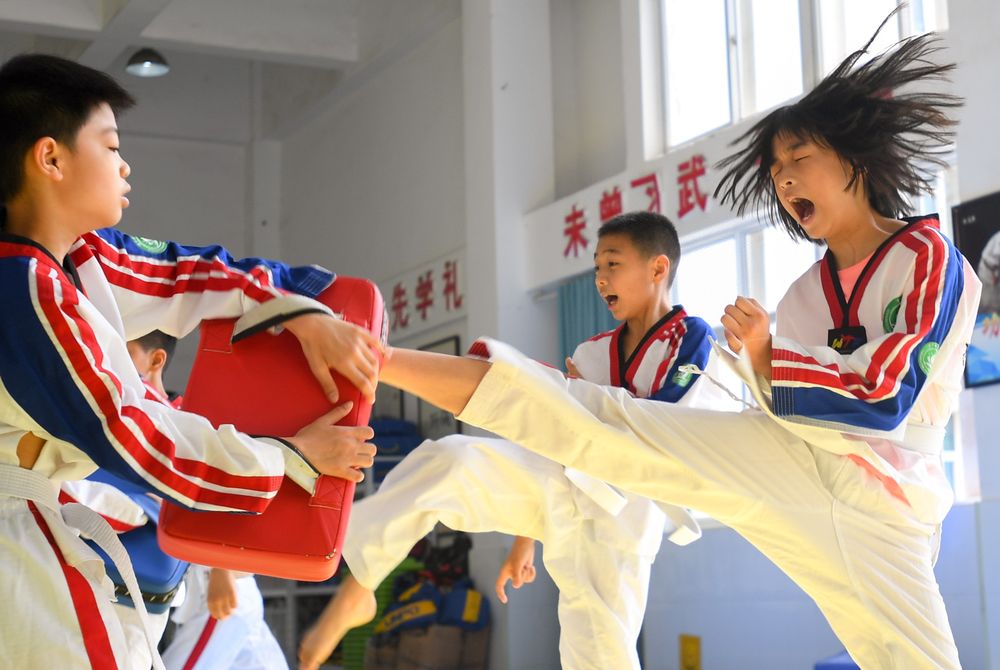 ↑2020年5月26日，湖南长沙开福区清水塘第三小学学生在跆拳道课上练习。新华社记者陈泽国摄