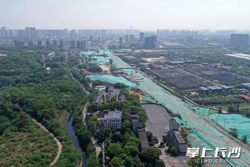 4月21日，西龙路道路及排水工程项目完成高排箱涵建设节点，为安全度汛及整个西龙路道路的全面拉通打下了坚实基础。 长沙晚报全媒体记者 王志伟 摄