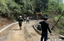 湖南工业职院：实施道路硬化工程 打造乡村“振兴路”