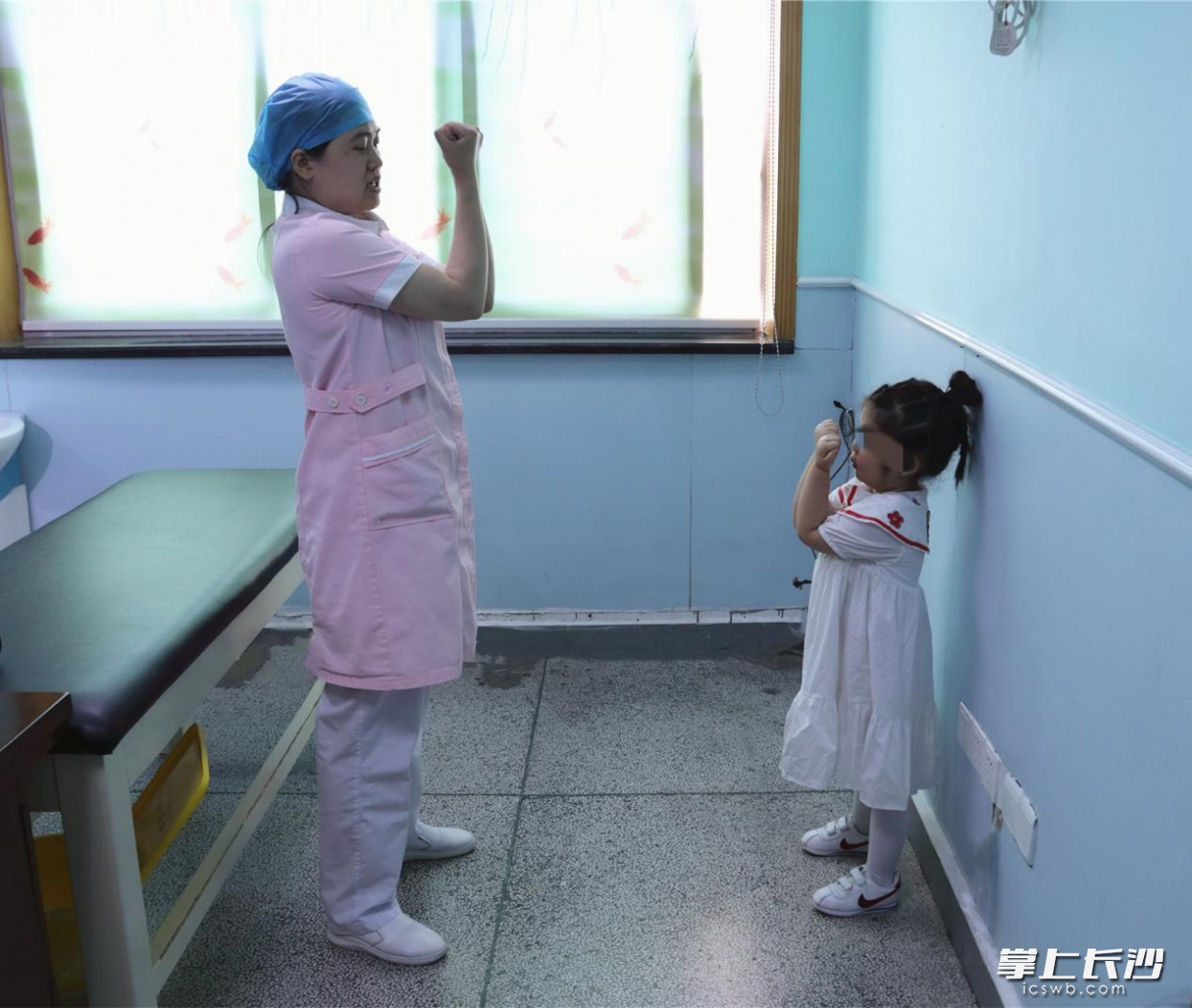 湖南省儿童医院呼吸内科主管护师钟丽娜教檬檬做康复操。长沙晚报通讯员 姚家琦 摄