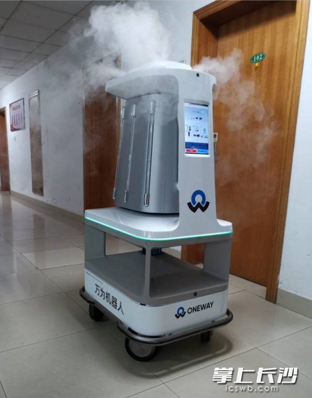 4月29日下午，长沙市中医医院（长沙市第八医院）星沙院区，一台机器人正在进行雾化消毒。  均为长沙晚报全媒体记者杨云龙摄