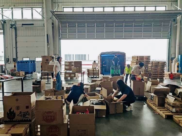 开福区政府捐赠物资被采购到仓，紧急分货包装。均为通讯员 杨琴 供图