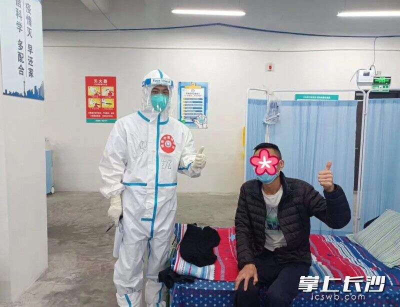 长沙市中医医院援沪医疗队坚守在上海古丹路方舱医院，迎接“五四”青年节。   医疗队供图