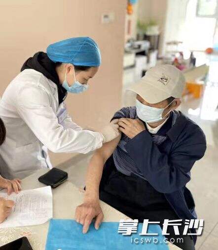 银桂苑社区组织医护人员上门为居民接种新冠疫苗。长沙晚报通讯员 徐玲 供图