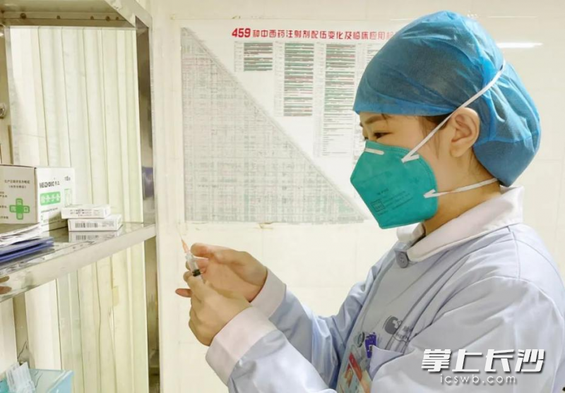湖南省胸科医院耐药专科医务人员在为患者进行肺结核病耐药实验检测。医院供图