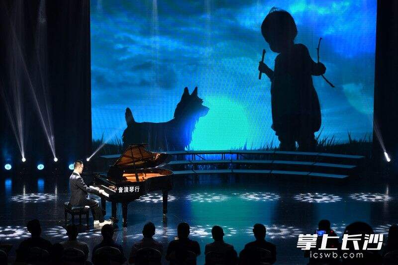 杨枢带来钢琴独奏《童年的回忆》。