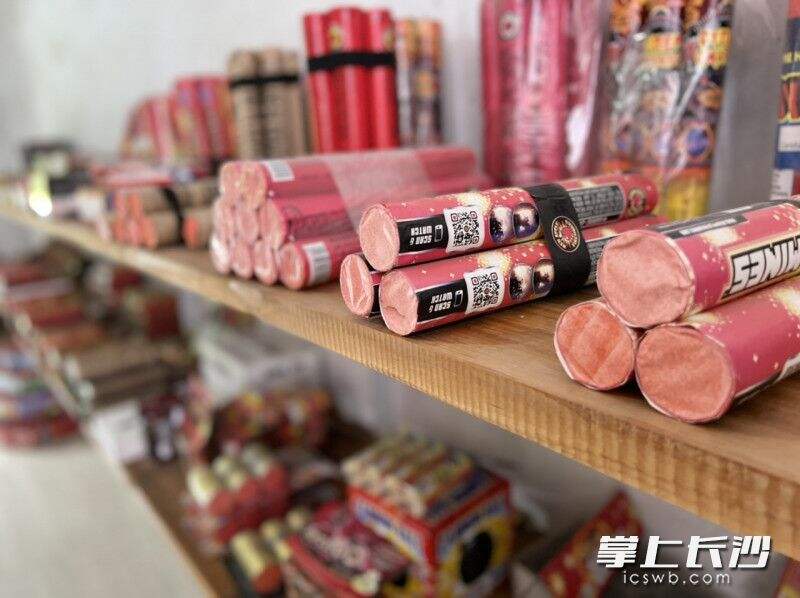 盛汉出口爆竹制作有限公司内，展示着各种红炮产品。长沙晚报全媒体记者 颜开云 摄