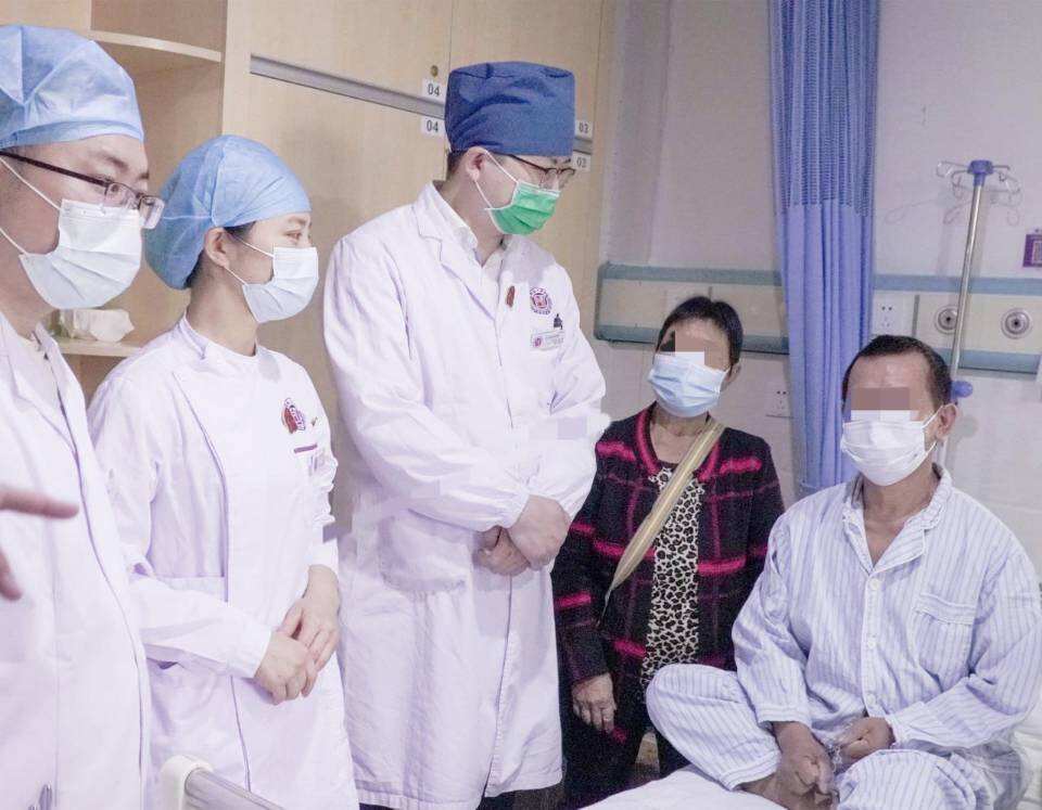 湖南省人民医院介入血管外科主任王庆博士向患者讲解手术注意事项。均为长沙晚报通讯员 张芹铭 供图