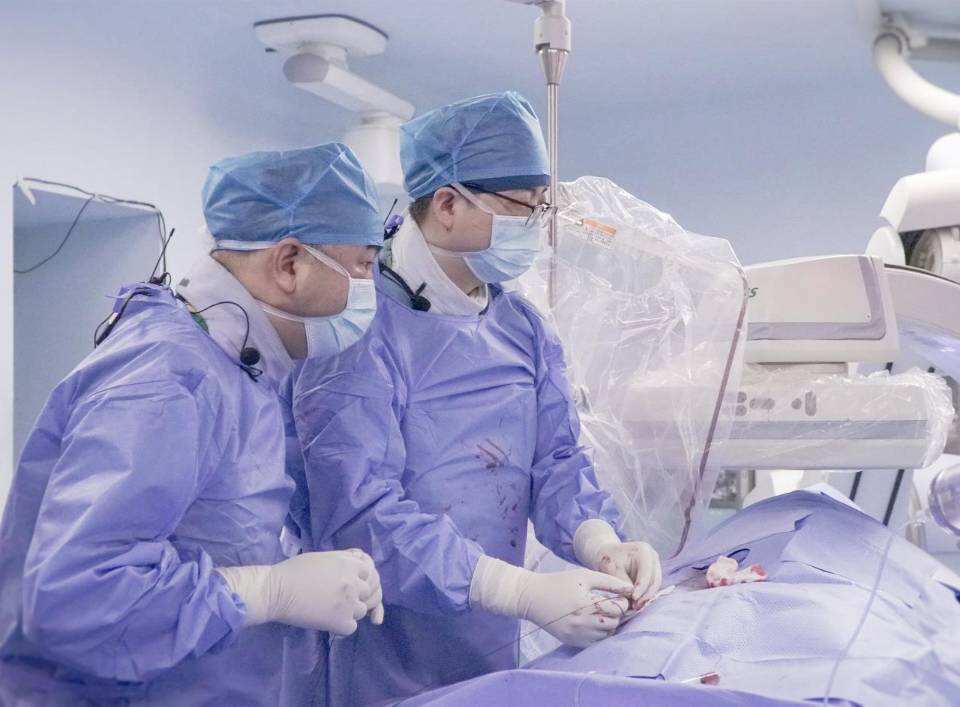向华教授、王庆博士带领湖南省人民医院介入血管外科团队为患者施行手术。