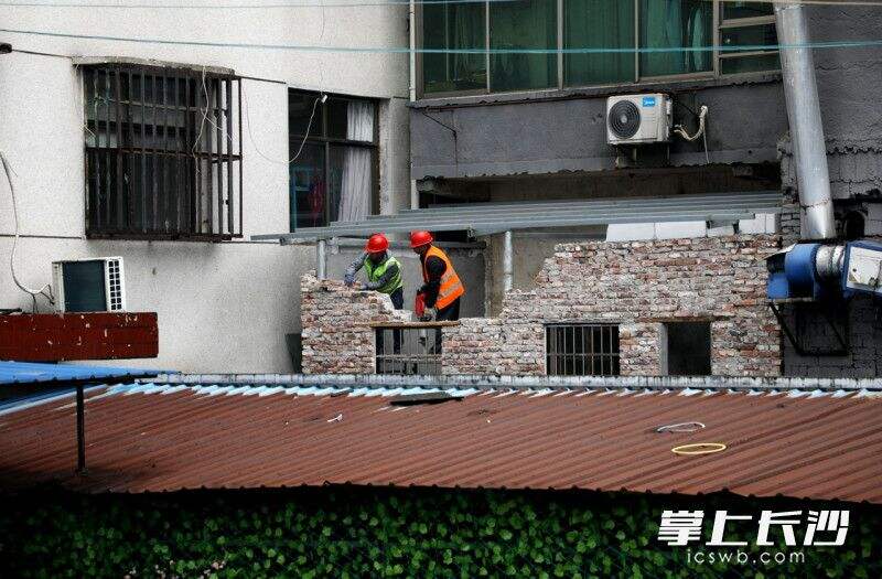 5月11日，淮川街道对多处自搭建违章建筑进行了集中拆除。长沙晚报通讯员 刘淮 摄