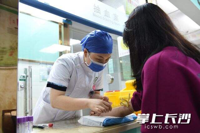 今年是陈晶从事护士的第十个年头，护士节当天，她仍在紧张忙碌。