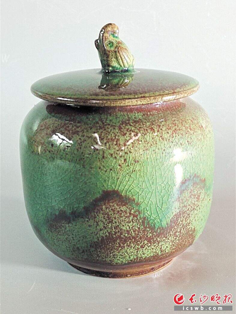 长沙窑铜红釉茶叶罐。