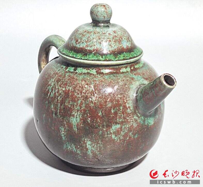 长沙窑铜红釉茶壶。