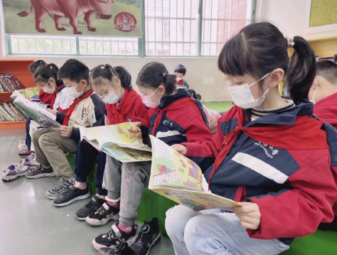青园小学万芙校区的孩子们越来越喜欢阅读。