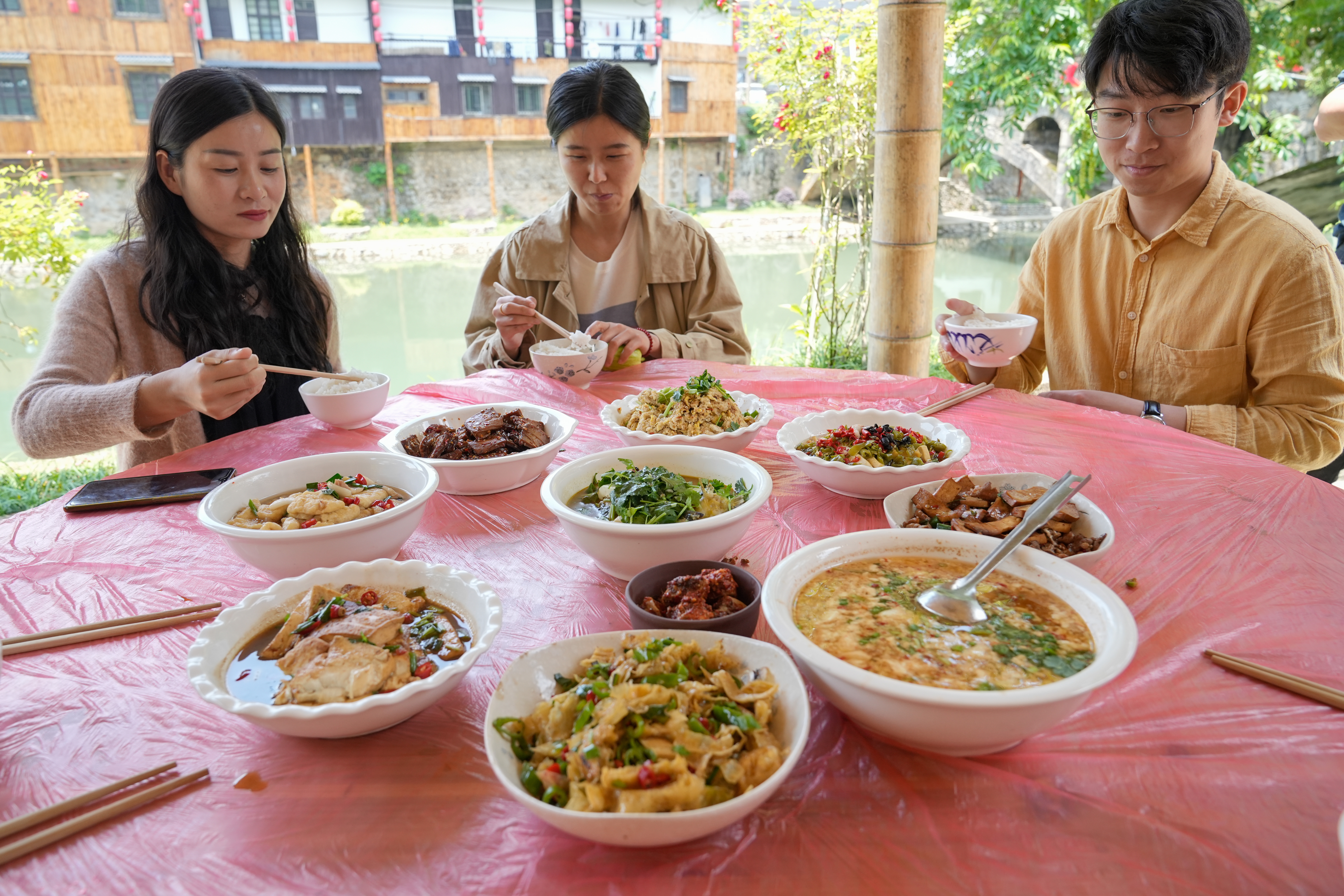 豆腐干、卤豆腐、油豆腐、臭豆腐等品种越来越丰富，豆腐成了当地村民招待客人的招牌菜。