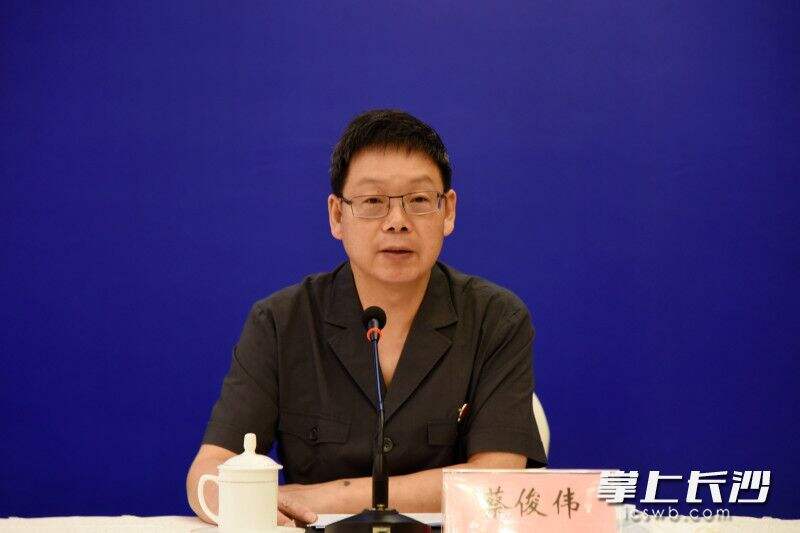 省高级人民法院党组成员、副院长蔡俊伟回答记者提问。
