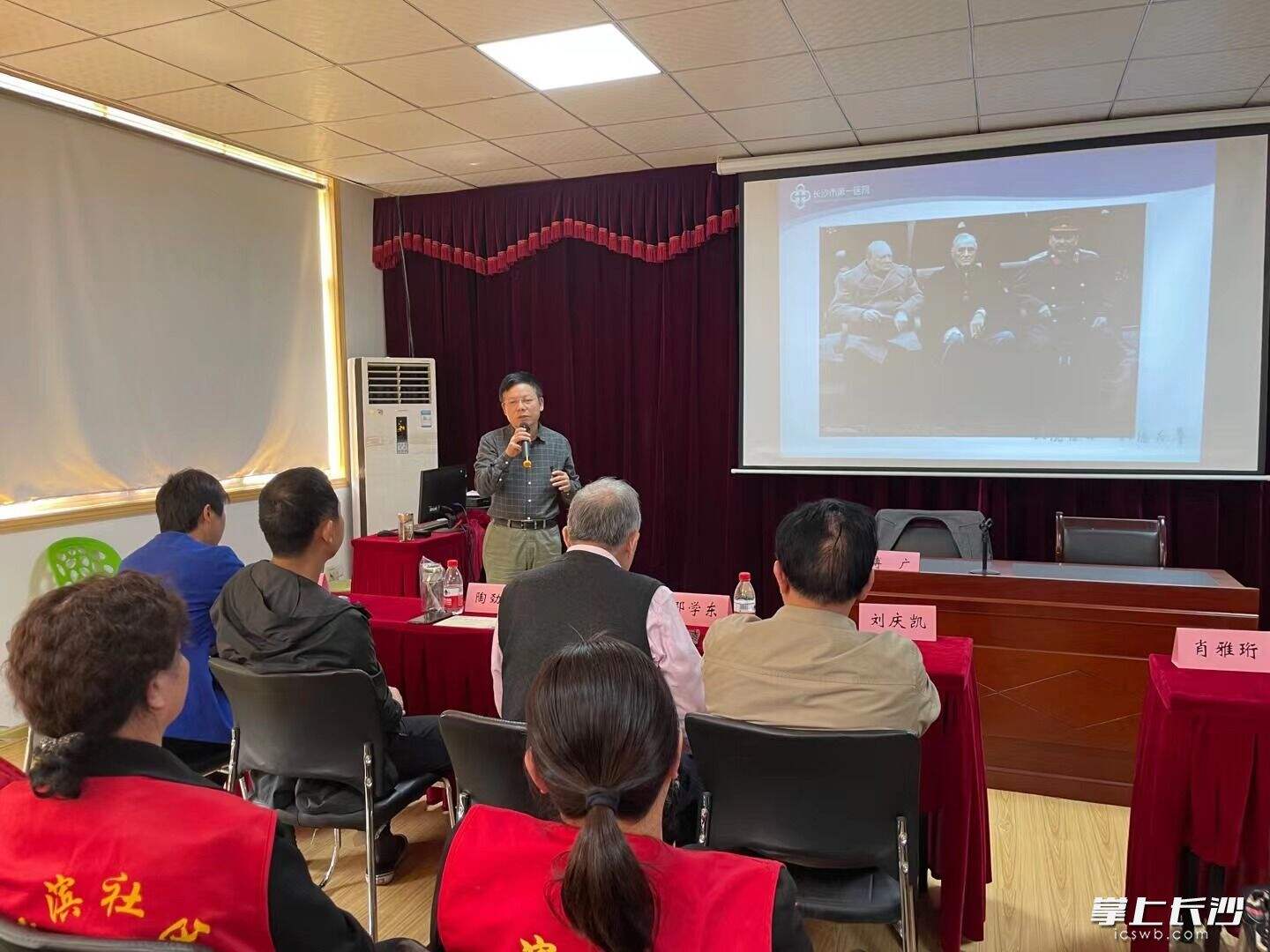 长沙市第一医院心血管内科首席专家傳广教授在开福区芙蓉北路街道江滨社区为群众传授“高血压防治”的科普知识。