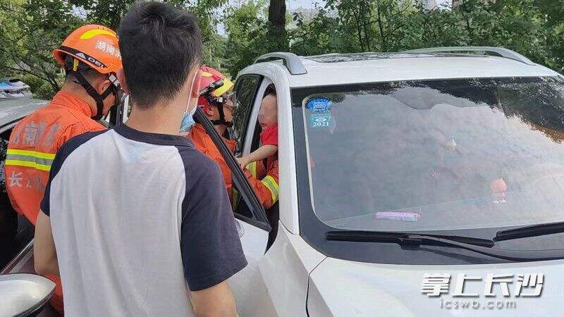 消防救援人员成功将困在车内的孩子救出。视频截图