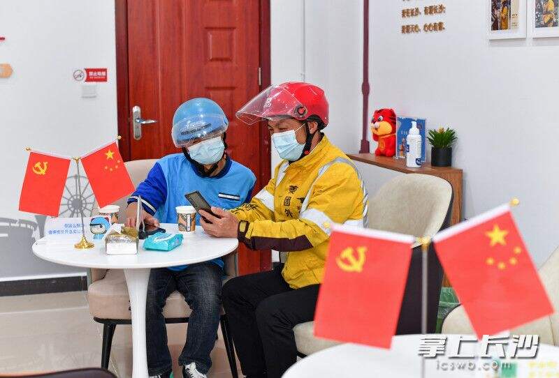 5月19日下午，在位于天心区坡子街街道楚湘社区的“快递外卖小哥红色之家”，两位外卖小哥正在坐着休息。 均为长沙晚报全媒体记者 王志伟 摄