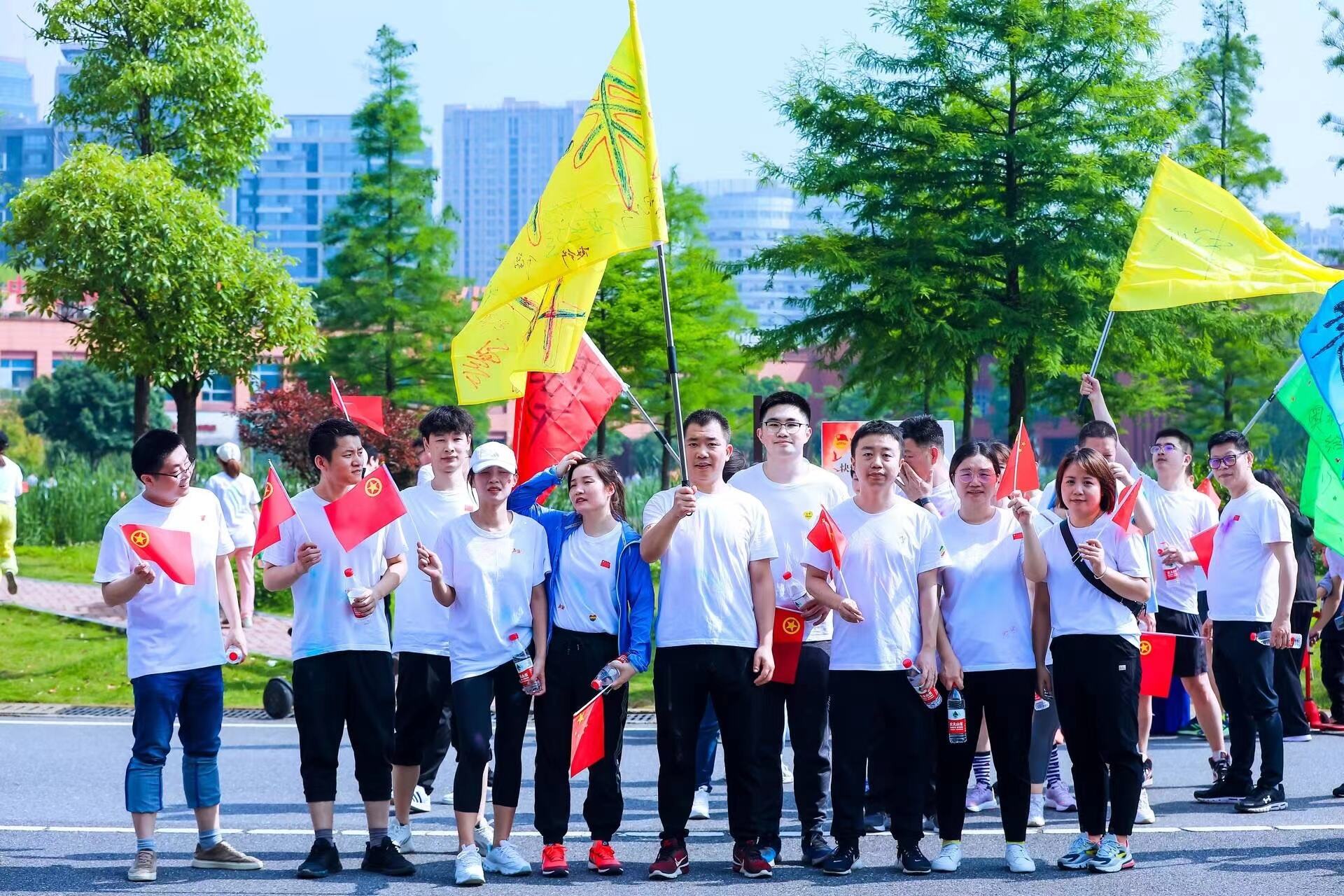 “奔跑吧·医药湘军”快乐彩跑活动日前吸引了近200名青年职工参加。