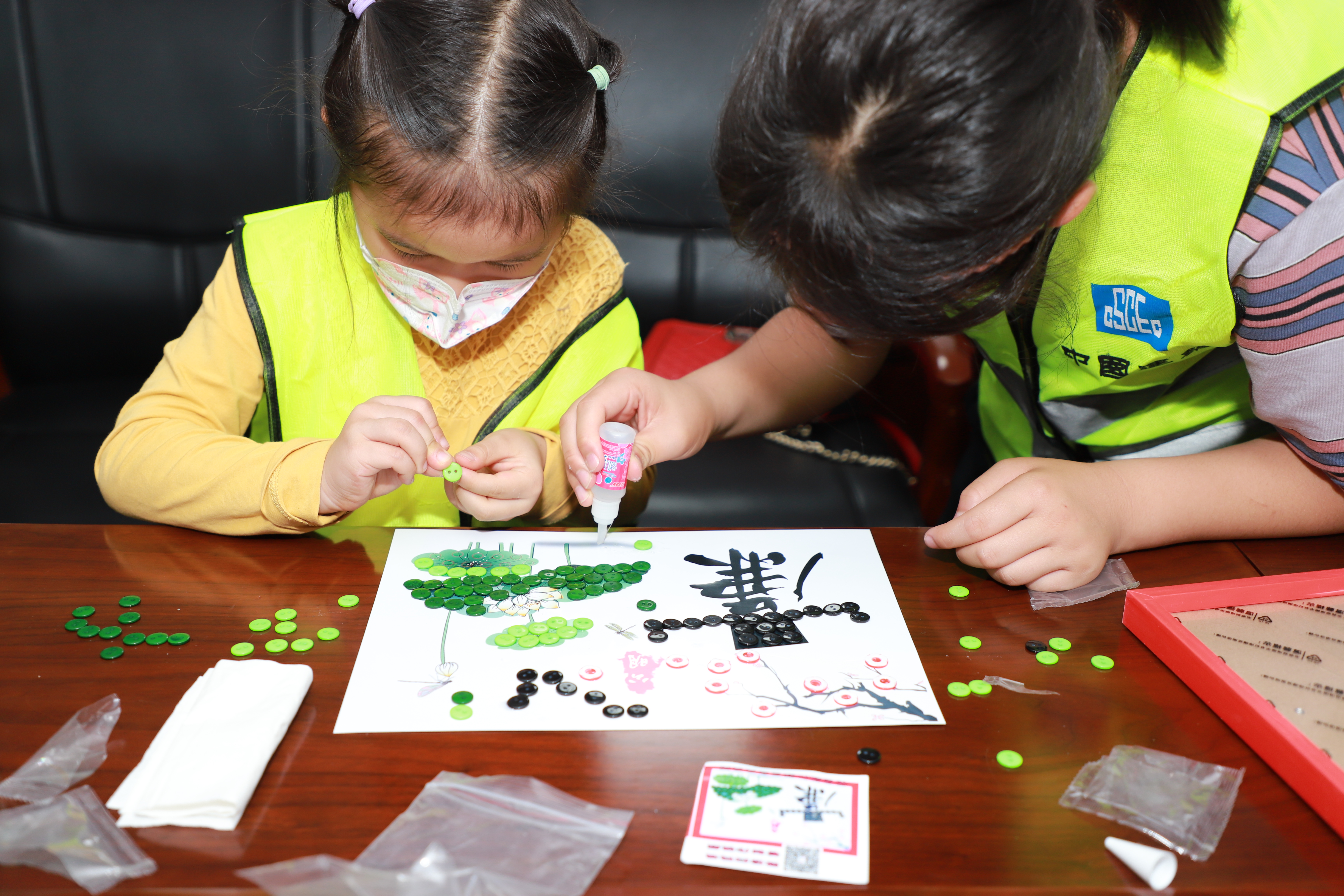 在家长和项目人员的带领下，孩子们完成了廉洁主题纽扣贴画作品。