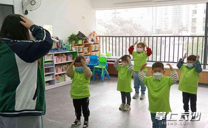 在老师的引领下，孩子们表演了手语舞《感恩的心》。  均为长沙晚报通讯员 向安平 摄