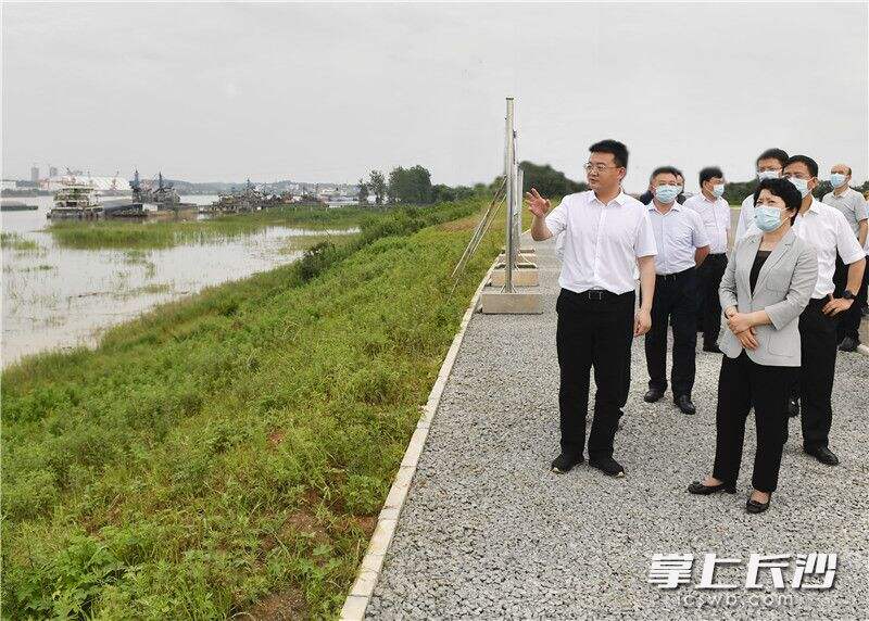 吴桂英在大众垸防洪整治工程船厂段，检查防汛备汛工作情况。
