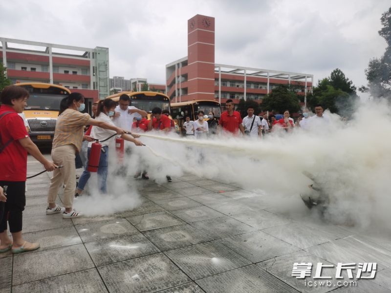 在实操演练环节，校车驾驶员、随车照管员代表在专业人员的指导下，进行了校车灭火和逃离疏散演练。