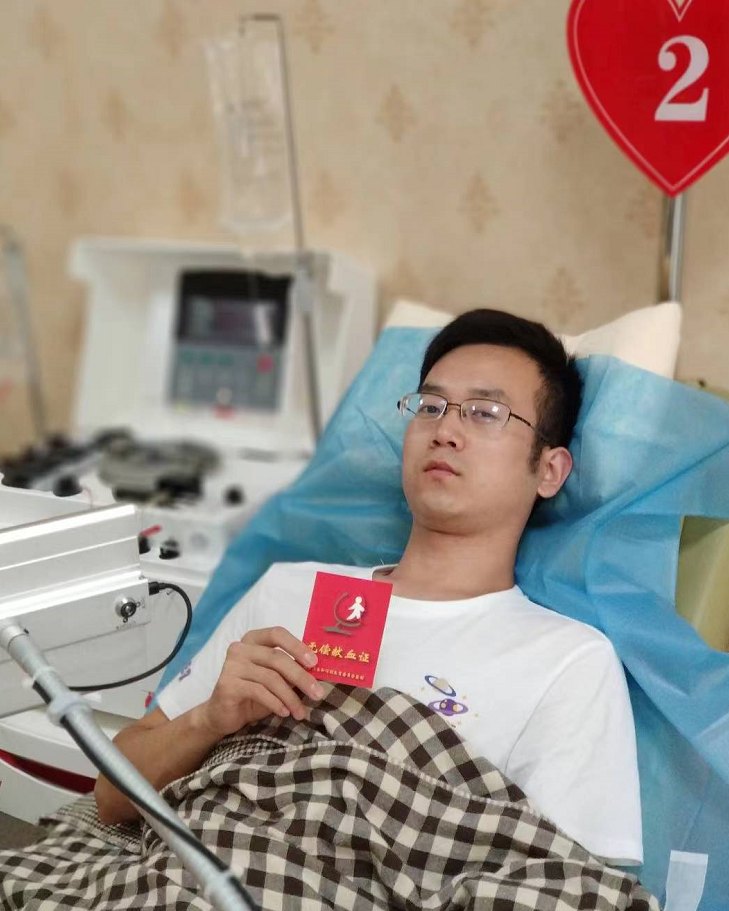 吕广仁在献血中。 本人提供