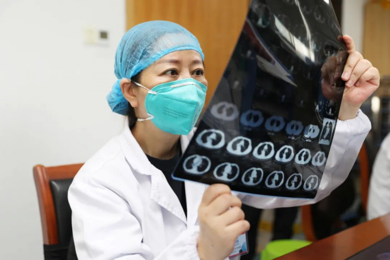 湖南省胸科医院内二科主任、主任医师李芳白正在查看患者的胸部CT结果。由医院供图